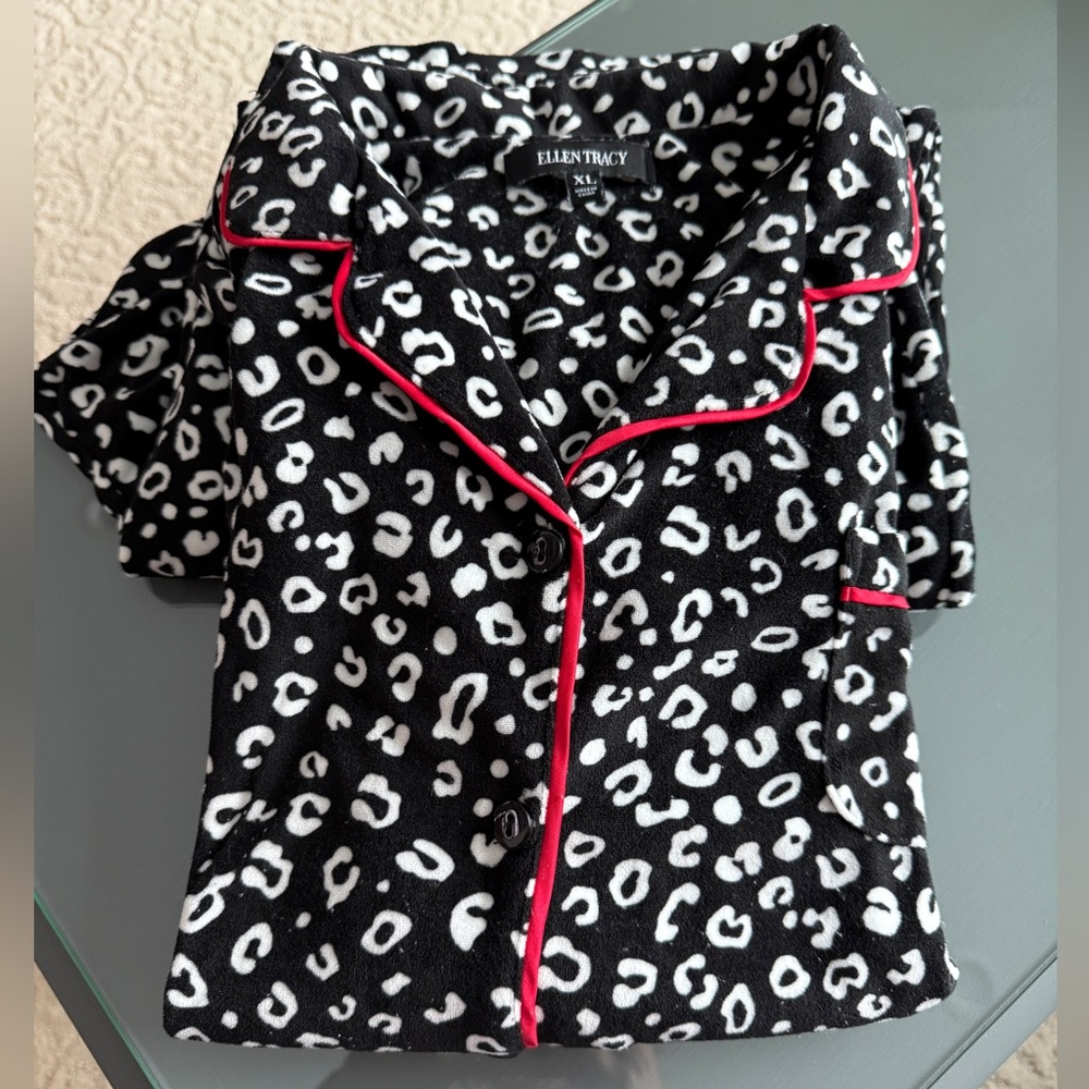 Ellen Tracy Women’s XL Pajama Set Black and White Red Trim Velour Cozy.